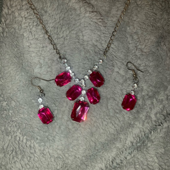 Pink necklace and earring set - Picture 2 of 2